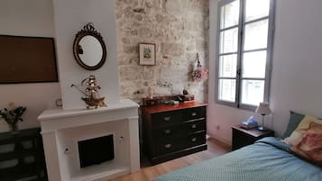1 habitación, tabla de planchar con plancha, wifi gratis y ropa de cama