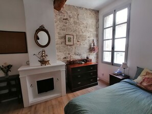 1 dormitorio, tabla de planchar con plancha, wifi gratis y ropa de cama