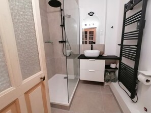 Ducha, toallas, jabón y champú