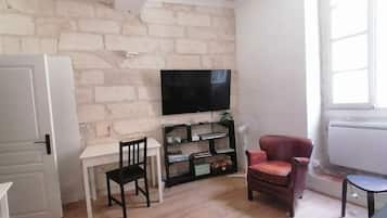 Fernseher, DVD-Player, Bücher