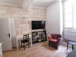 Tv, dvd-afspiller, bøger