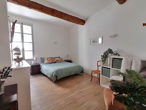 1 dormitorio, tabla de planchar con plancha, wifi gratis y ropa de cama