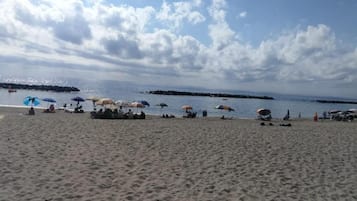 Sulla spiaggia, sabbia bianca