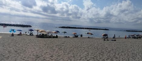 På stranden, vit sandstrand och 2 strandbarer