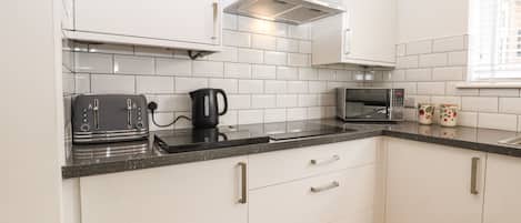 Cottage | Private kitchen | Dishwasher, cookware/dishes/utensils