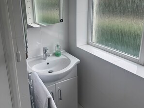Cottage | Bathroom | Shower, hair dryer - The Garden House (Whitstable)