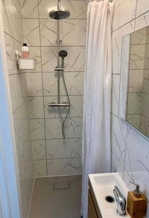 Towels, soap, shampoo, toilet paper