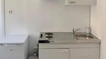 Fridge, coffee/tea maker, cookware/dishes/utensils, dining tables