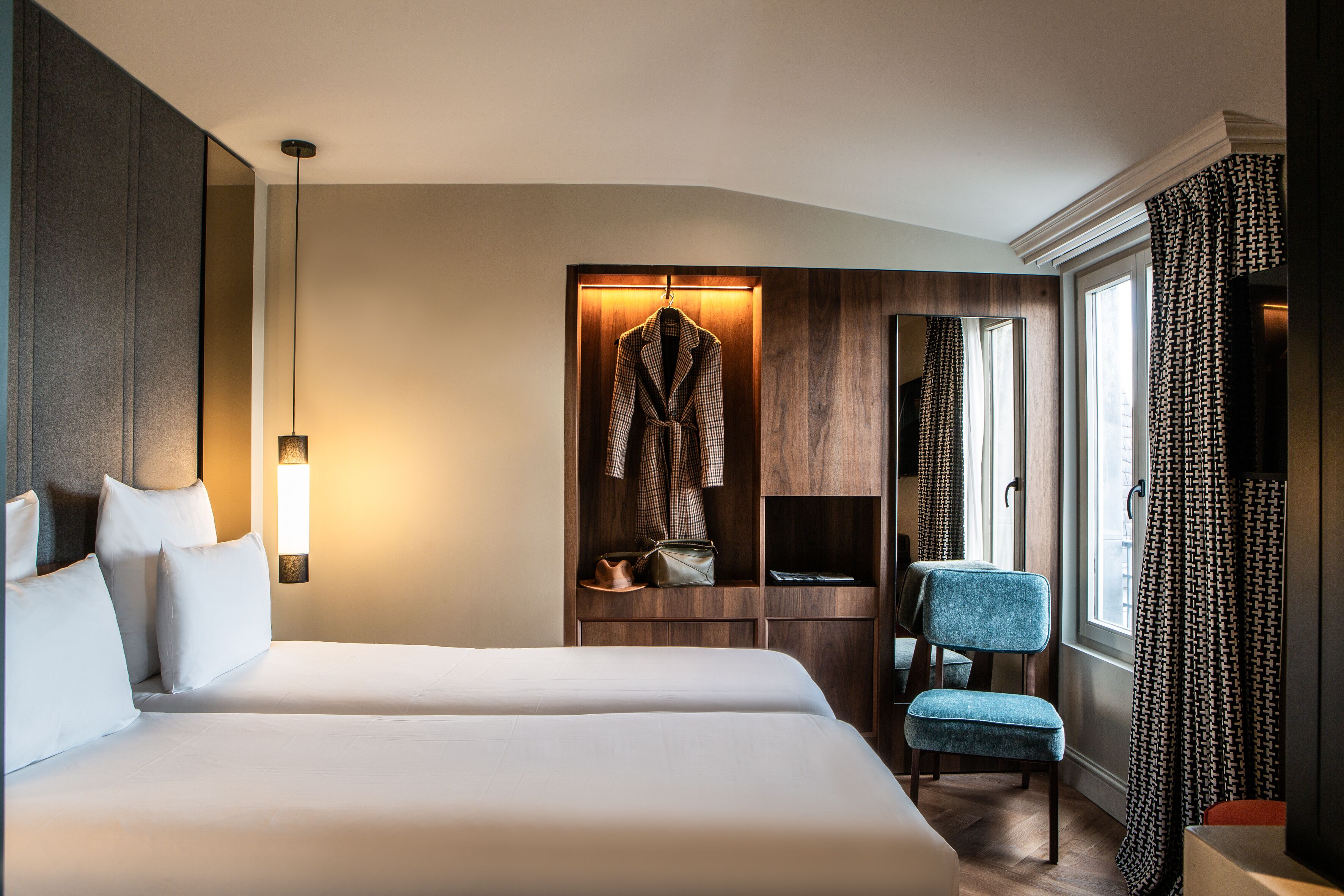 Habitación doble superior | Ropa de cama de alta calidad, caja fuerte, cortinas opacas