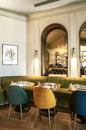 Café da manhã com buffet todos os dias (EUR 10 por pessoa)