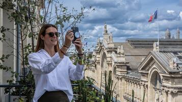 Une personne prenant une photo avec un appareil photo.