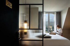 Premium bedding, in-room safe, blackout drapes, soundproofing - Hotel Flanelles (Paris)