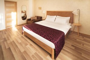 Doppel- oder Zweibettzimmer | Schreibtisch, schallisolierte Zimmer, Bügeleisen/Bügelbrett