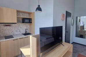 Studio, 1 lit double, non-fumeurs | 1 chambre, coffres-forts dans les chambres, fer et planche à repasser