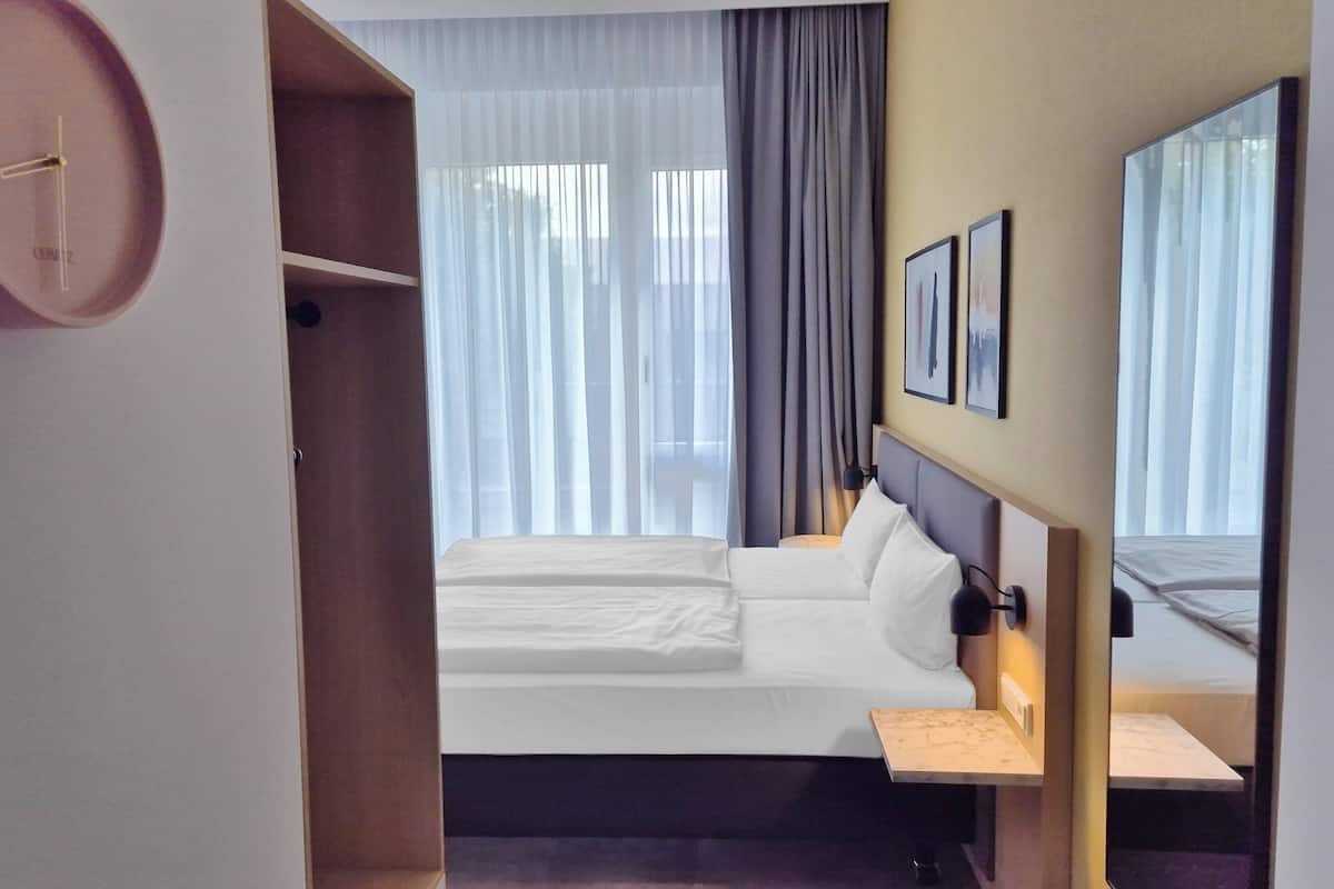 1 bedroom, in-room safe, iron/ironing board, free WiFi