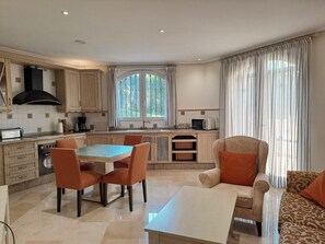 奢华公寓 | 私人厨房 | 大冰箱、微波炉、意式浓缩咖啡机、电热水壶