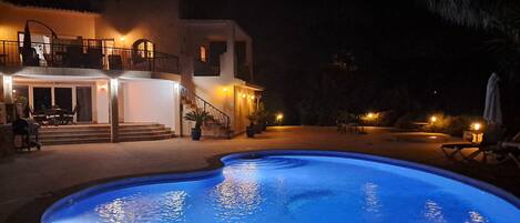 Piscina externa, barracas de cortesia, guarda-sóis