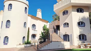 Vista frontal de la propiedad