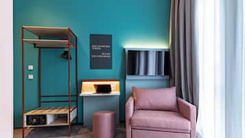 Een bureau, een laptopwerkplek, gratis babybedden, gratis wifi