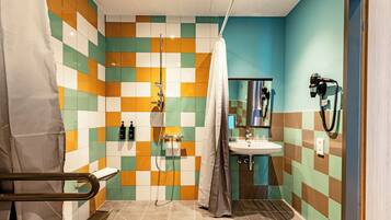 Standardzimmer, 1 Doppelbett, barrierefrei | Badezimmer | Dusche, Haartrockner, Handtücher, Seife