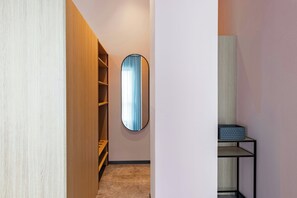 In-room safe, desk, laptop workspace, blackout drapes - Holiday Inn - the niu, Pax Berlin Airport by IHG (Schoenefeld)