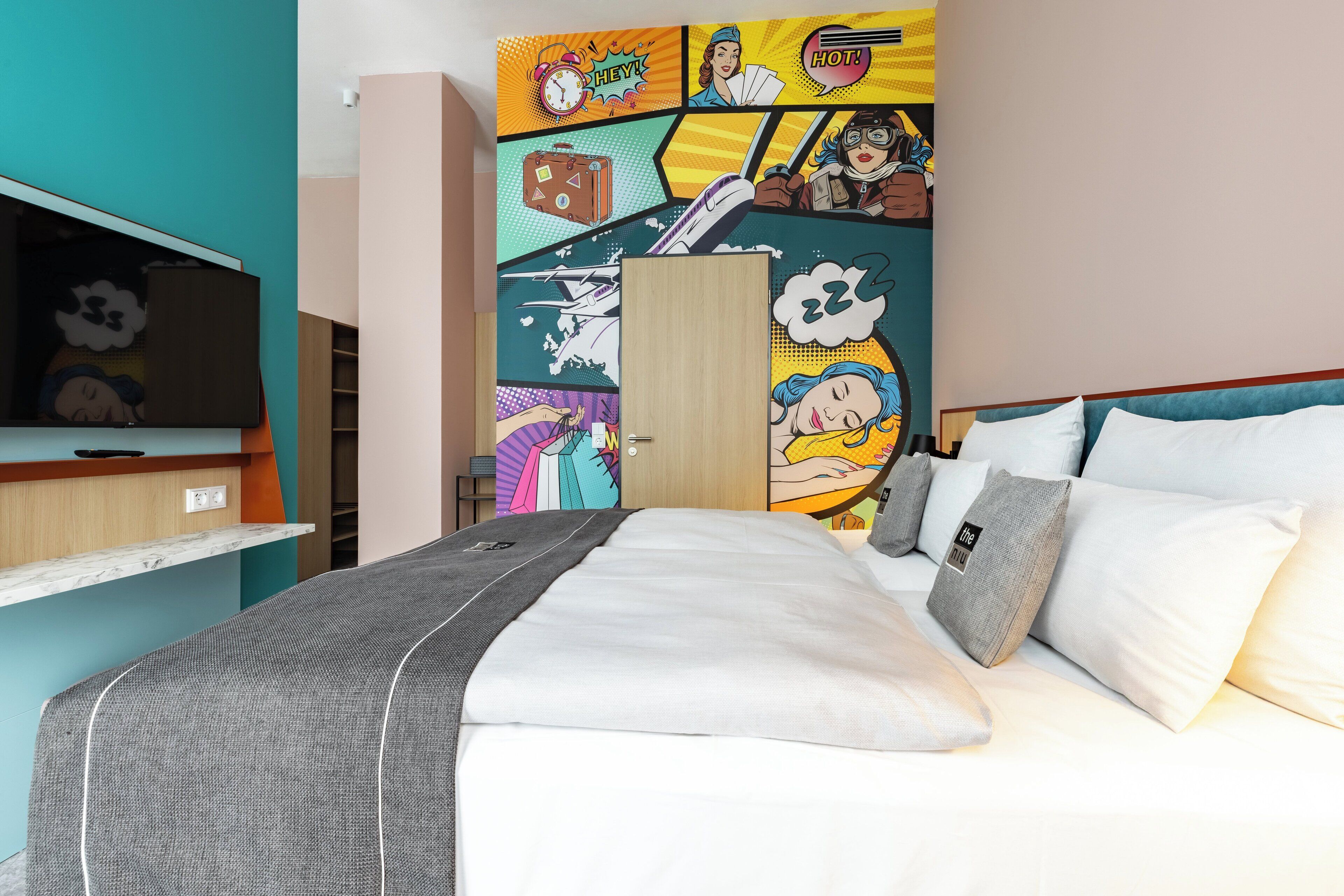 Een bureau, een laptopwerkplek, gratis babybedden, gratis wifi