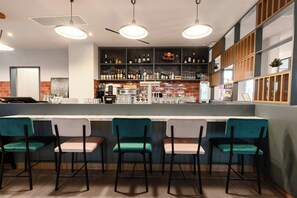 ランチ、ディナーに営業