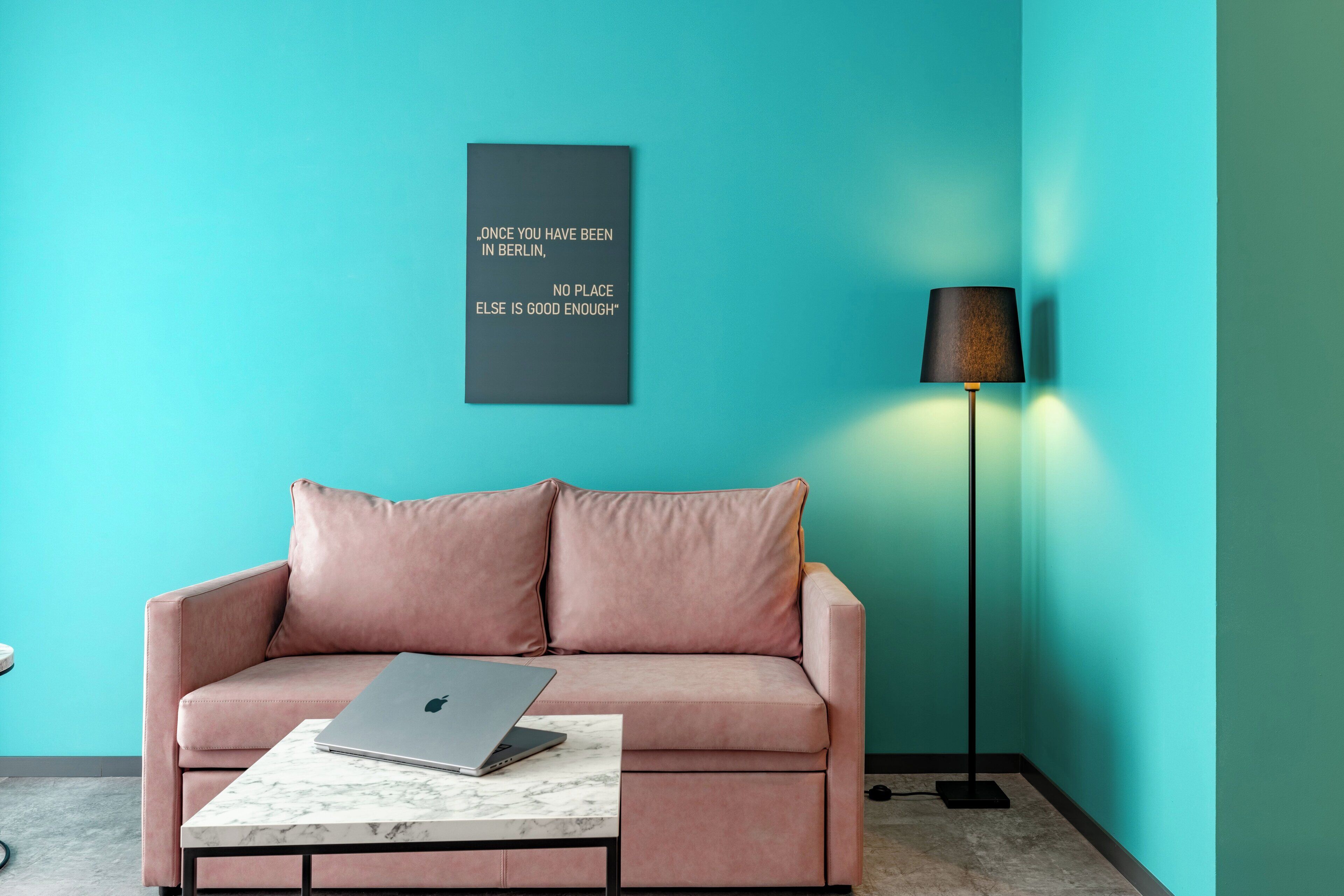 Een bureau, een laptopwerkplek, gratis babybedden, gratis wifi