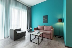 In-room safe, desk, laptop workspace, blackout drapes - Holiday Inn - the niu, Pax Berlin Airport by IHG (Schoenefeld)