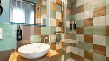 Dusche, umweltfreundliche Kosmetikartikel, Haartrockner, Handtücher