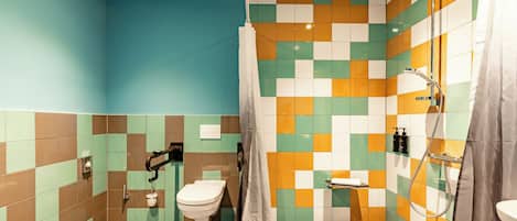 Chambre Standard, 1 lit double, accessible aux personnes à mobilité réduite | Salle de bain | Douche, articles de toilette écologiques, séchoir à cheveux