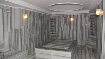 Een sauna, een bubbelbad, een stoombad