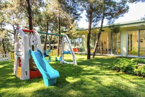 Children's play area - outdoor - Pine Villas & Apartments Kusadasi (Kusadasi)