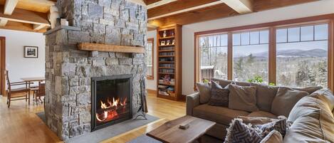 Een smart-tv, een open haard, een dvd-speler en boeken