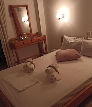 Minibar, free WiFi, bed sheets