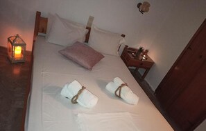 Minibar, free WiFi, bed sheets
