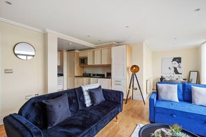 Apartment | Living area | 42-inch Smart TV with satellite channels, TV, Netflix