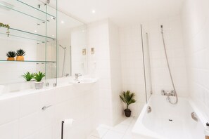 Apartment | Bathroom | Shower, rainfall showerhead, hair dryer, towels