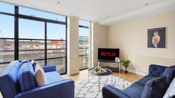 Apartment | Living area | 42-inch Smart TV with satellite channels, TV, Netflix