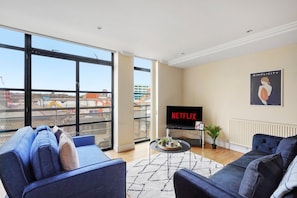 Apartment | Living area | 42-inch Smart TV with satellite channels, TV, Netflix