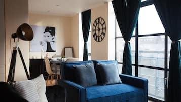 Apartment | Living area | 42-inch Smart TV with satellite channels, TV, Netflix