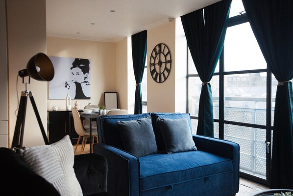 Apartment | Living area | 42-inch Smart TV with satellite channels, TV, Netflix