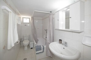 Haartrockner, Handtücher, Seife, Shampoo