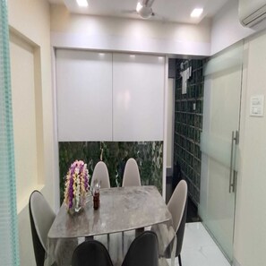 Dining room - The Diplomat Villa (Mumbai)