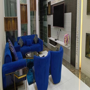 32-inch LED TV with satellite channels, TV - The Diplomat Villa (Mumbai)