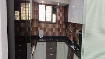 Coffee/tea maker, cookware/dishes/utensils
