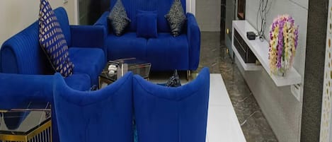 ラグジュアリー ヴィラ | リビング エリア | 32 インチのLED テレビ (衛星放送視聴可)、テレビ