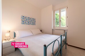 Een strijkplank/strijkijzer, gratis wifi, beddengoed