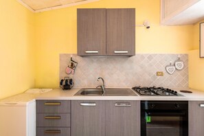 Réfrigérateur, micro-ondes, batterie de cuisine, vaisselle et ustensiles