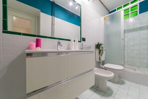 Shower, hair dryer, bidet, towels - Quartieri Central Home by Wonderful Italy (Torino)